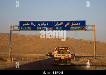 Auto in der Wüste in der Nähe von Palmyra, Syrien, Naher Osten, Asien. Zeichen und Wegbeschreibungen zu Irak und Damaskus Stockfoto