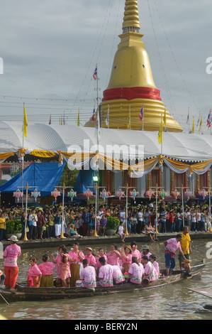 Massen werfen Lotusblumen auf eine Buddha-Statue auf dem Rap Bua Lotus werfen Festival in Thailand feiert das Ende der buddhistischen Stockfoto