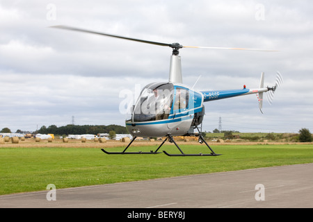 Robinson R22 Beta G-BSGF Hubschrauber Hover Rollen am Breighton Flugplatz Stockfoto