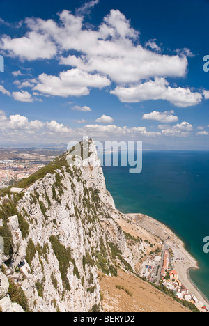 Der Felsen von Gibraltar an einem hellen aber bewölkten Tag Stockfoto