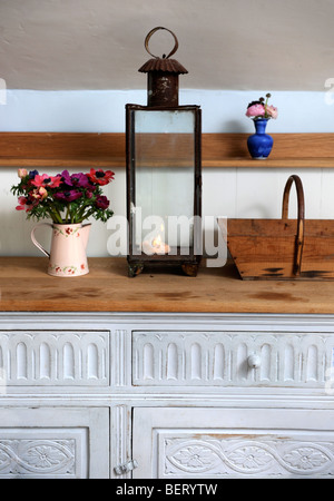 ORNAMENTE AUF EINEM BADEZIMMERSCHRANK IN A COUNTRY COTTAGE UK Stockfoto