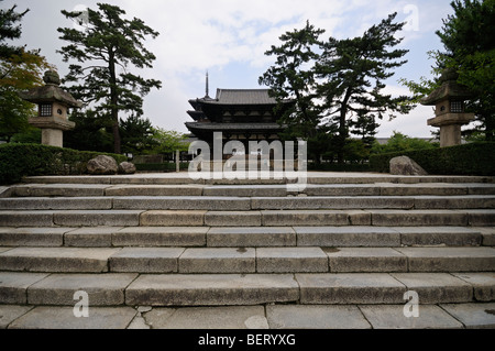 Chumon (innere Tor) und fünfstöckige Pagode (Hintergrund). Sai-Bereich. Horyu-Ji-Komplex. Ikaruga. Präfektur Nara. Japan Stockfoto