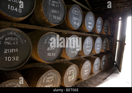 Ardbeg Whisky Brennerei Fässer, Isle of Islay, Schottland Stockfoto