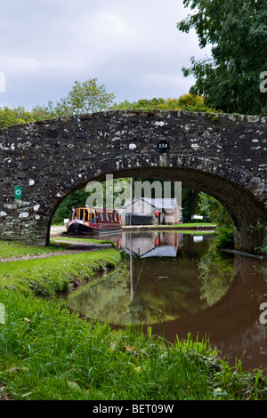 Alte Steinbrücke 134 auf die Monmouth und Brecon Canal House Mitte Wales Frühherbst mit hübschen Reflexion genommen Stockfoto