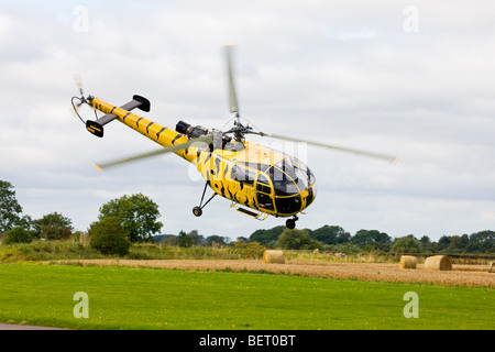 Aerospatiale SA316B Alouette 111 N9362 im Flug nach dem Start vom Flugplatz Breighton Stockfoto