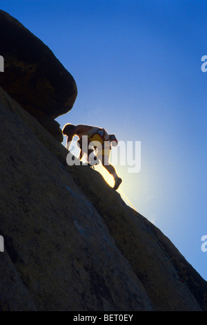 Höhepunkt Ziel Ziel Arbeit Bemühung Kunststück Nervenkitzel Gefahr Bedrohung überwinden sicher Sicherheit Sonne glühen Himmel blau klar Stockfoto