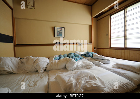 Traditionelle japanische Zimmer in einem Ryokan mit Futon auf dem Boden