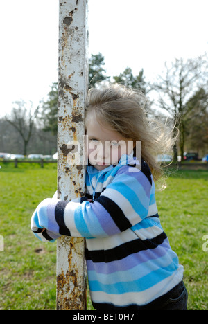 Junges Mädchen 7 Jahre alt in schlechte Laune / Wutanfall. VOLL-MODELL VERÖFFENTLICHT Stockfoto