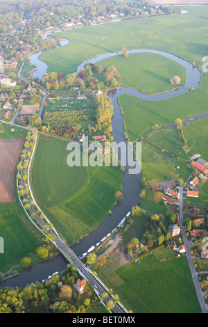 Alten Mäander, Grasland, Urbanisierung und Waldgebiet entlang Fluss Leie, Tal der Leie, Belgien Stockfoto