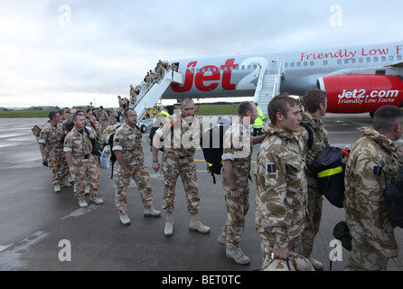 RAF Tornado Luft und Boden-Crew kommen wieder durch Charta Jet an ihrer Basis in Lossiemouth, Schottland, nach einer Tour von Afghanistan Stockfoto