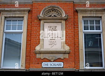 dekorative Architekturmerkmal Aufnahme eine ehemalige Kneipe und Baujahr 1890 auf einem Redbrick Gebäude, Richmond, london Stockfoto