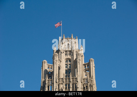 Tribune Tower mit amerikanischen Flagge in Chicago, Illinois, USA Stockfoto