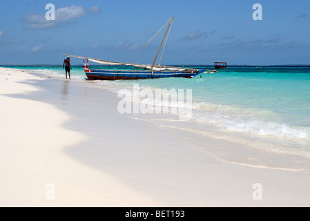 Schwarzen Fischer mit hölzernen Fischerboot am weißen Strand, Sansibar, Tansania, Ostafrika Stockfoto