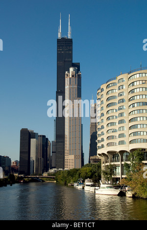 Sears Tower umrahmt von Hochhäusern in Chicago, Illinois Stockfoto