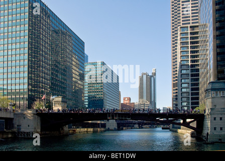 Baudenkmäler und historische Strukturen richten den Chicago River in Chicago, Illinois, USA Stockfoto