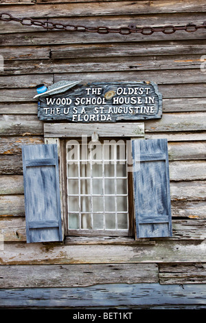 Zeichen und Fenster auf die Nationen älteste Schulhaus in St. Augustine Florida. Stockfoto
