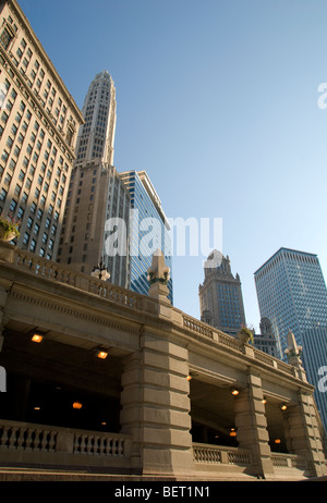 Baudenkmäler und historische Strukturen richten den Chicago River in Chicago, Illinois, USA Stockfoto