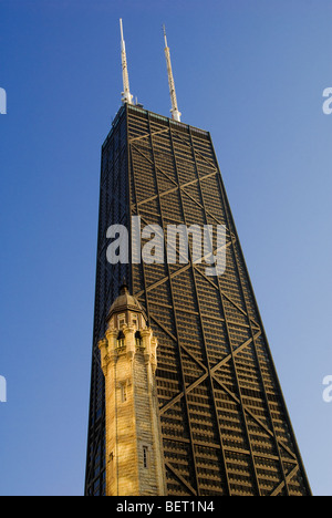 Niedrigen Sie Winkel Ansicht des alten Chicago Water Tower und John Hancock Tower, Chicago, Illinois, USA Stockfoto