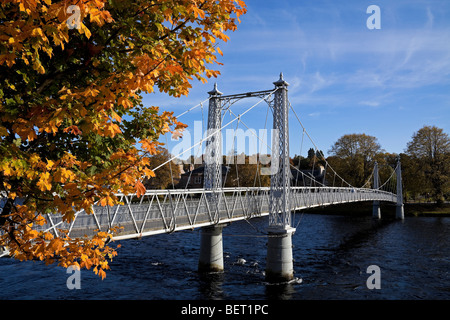 Fußgängerbrücke im Herbst, Inverness-Inverness-Shire, Scotland UK Europe Stockfoto