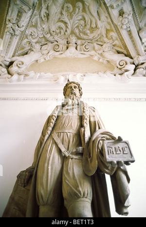 Statue von Johannes Gutenberg mit Decke Skulpturen am Eingang des Gutenberg-Museums in Mainz, Deutschland Stockfoto