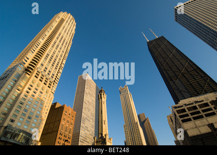 Niedrigen Winkel Ansicht des alten Chicago Water Tower und Wolkenkratzer in Chicago, Illinois, USA Stockfoto