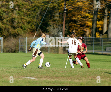 Mädchen im Teenageralter High School Fußball Fußball zu spielen. Stockfoto