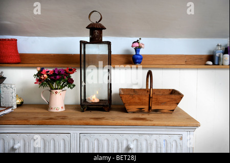 ORNAMENTE AUF EINEM BADEZIMMERSCHRANK IN A COUNTRY COTTAGE UK Stockfoto