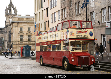 Oldtimer Bus Betrieb einen Rundgang durch die Altstadt von Edinburgh, Schottland, UK. Stockfoto