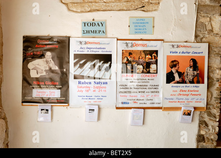 Eine Wand mit Plakaten für das Sunset-Konzert (inklusive unbegrenzt Wein und Getränke) und andere Musikveranstaltungen der venezianischen... Stockfoto