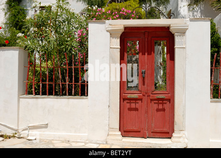 Eine schöne Tür zum Garten des alten venezianischen Hauses in Kastro Naxos (das Schloss der Herzöge). Hora (Naxos), Naxos... Stockfoto