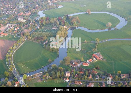 Alten Mäander, Grasland, Urbanisierung und Waldgebiet entlang Fluss Leie, Tal der Leie, Belgien Stockfoto