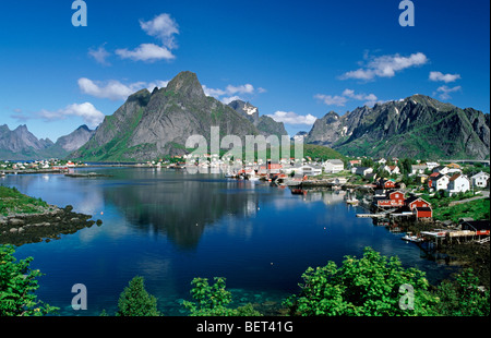 Das Fischerdorf Reine, Moskenes / Moskenesøya, Lofoten-Inseln, Nordland, Norwegen Stockfoto