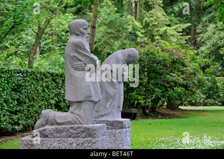 German First World War One Friedhof Vladslo, Belgien und WW1 Statue der trauernden Eltern von Berlin vom Künstler Käthe Kollwitz Stockfoto