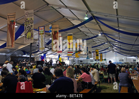 Oktoberfest in Addison, Texas - Leute Essen deutsche Küche im grossen Zelt Stockfoto