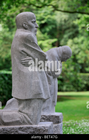 German First World War One Friedhof Vladslo, Belgien und WW1 Statue der trauernden Eltern von Berlin vom Künstler Käthe Kollwitz Stockfoto