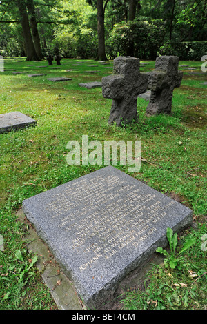 Steinkreuze und WW1 Grabsteine auf German First World War One Friedhof im Praatbos Wald, Vladslo, Belgien Stockfoto