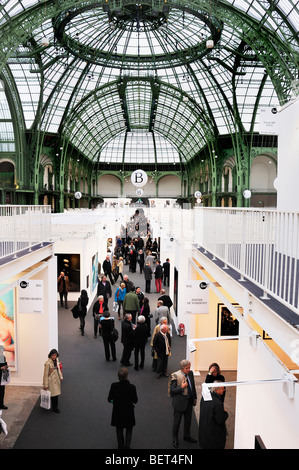Paris, Frankreich, Besucher der jährlichen zeitgenössischen Kunstausstellung, der FIAC, der Handelshowin „Grand Palais“ im Innenraum Stockfoto