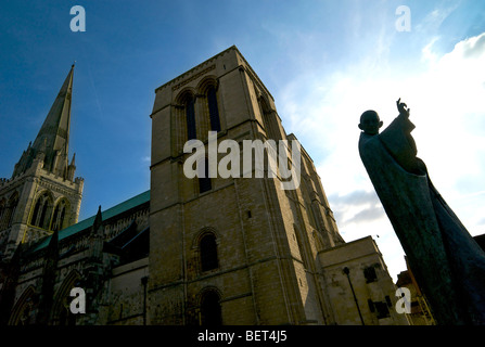 Statue von St. Richard außerhalb Chichester Kathedrale und Glockenturm in Sussex UK Stockfoto