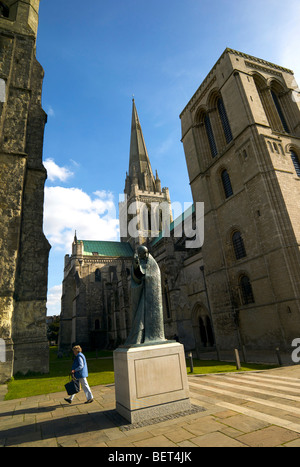 Statue von St. Richard außerhalb Chichester Kathedrale und Glockenturm in Sussex UK Stockfoto