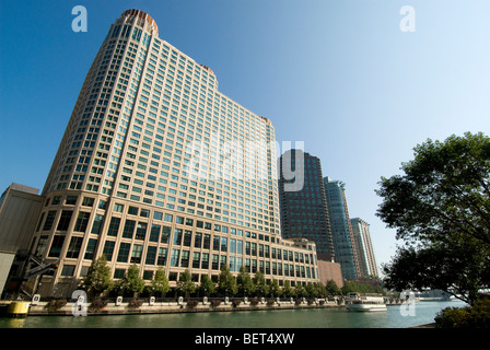 Baudenkmäler und historische Strukturen richten den Chicago River in Chicago, Illinois, USA Stockfoto