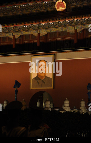 Wachen vor Mao Zedong Porträt in der verbotenen Stadt Stockfoto