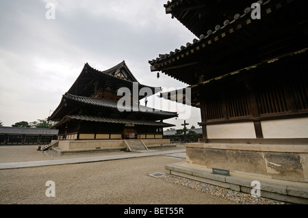 Kondo (links) und die fünfstöckige Pagode (rechts). Sai-Bereich. Horyu-Ji-Komplex. Ikaruga. Präfektur Nara. Japan Stockfoto