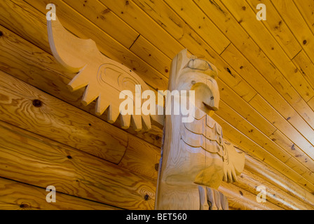 Detail der unbemalte Totempfahl in Log Cabin Interior, International Falls, Minnesota, USA Stockfoto