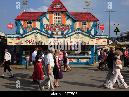 Deutschland, Bayern, München, Oktoberfest, Theresienwiese, Stände, Menschen Stockfoto