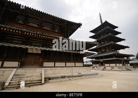 Kondo (links) und die fünfstöckige Pagode (rechts). Sai-Bereich. Horyu-Ji-Komplex. Ikaruga. Präfektur Nara. Japan Stockfoto