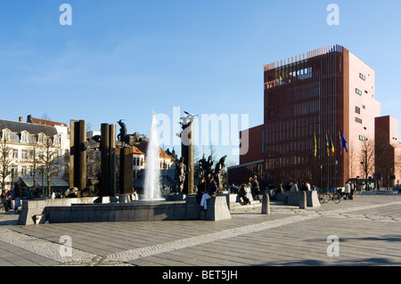 Die Concert Hall und Skulptur-Gruppe mit Brunnen auf dem Platz Het Zand in der Stadt Brügge, West-Flandern, Belgien Stockfoto