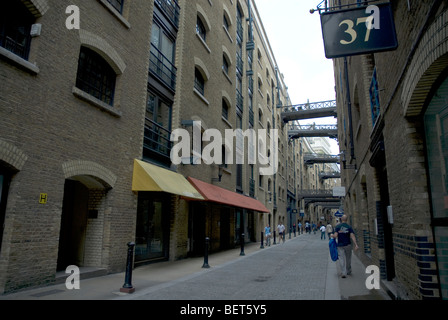 Alte Lagerhäusern in Wohnungen, Büros und Geschäfte in Shad Thames, London SE1 UK jetzt konvertiert Stockfoto