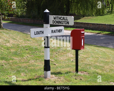 Traditionelle Wegweiser in Lincolnshire Wolds für Louth, Raithby, Withcall und Donington. Royal Mail-Postfach enthält. Stockfoto