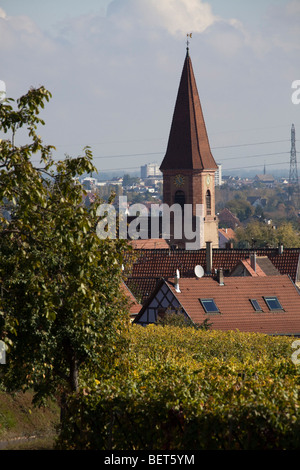 Kirche von Wettolsheim Elsass Haut-Rhin-Frankreich in der Nähe von Château du Haut-Kœnigsbourg Nemausus Erntezeit Stockfoto