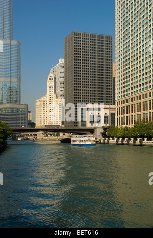 Baudenkmäler und historische Strukturen richten den Chicago River in Chicago, Illinois, USA Stockfoto